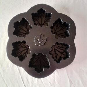 Nordic Ware Maple Leaf Baking Pan 6 Fall Muffins Cakelets Heavy Cast Aluminum